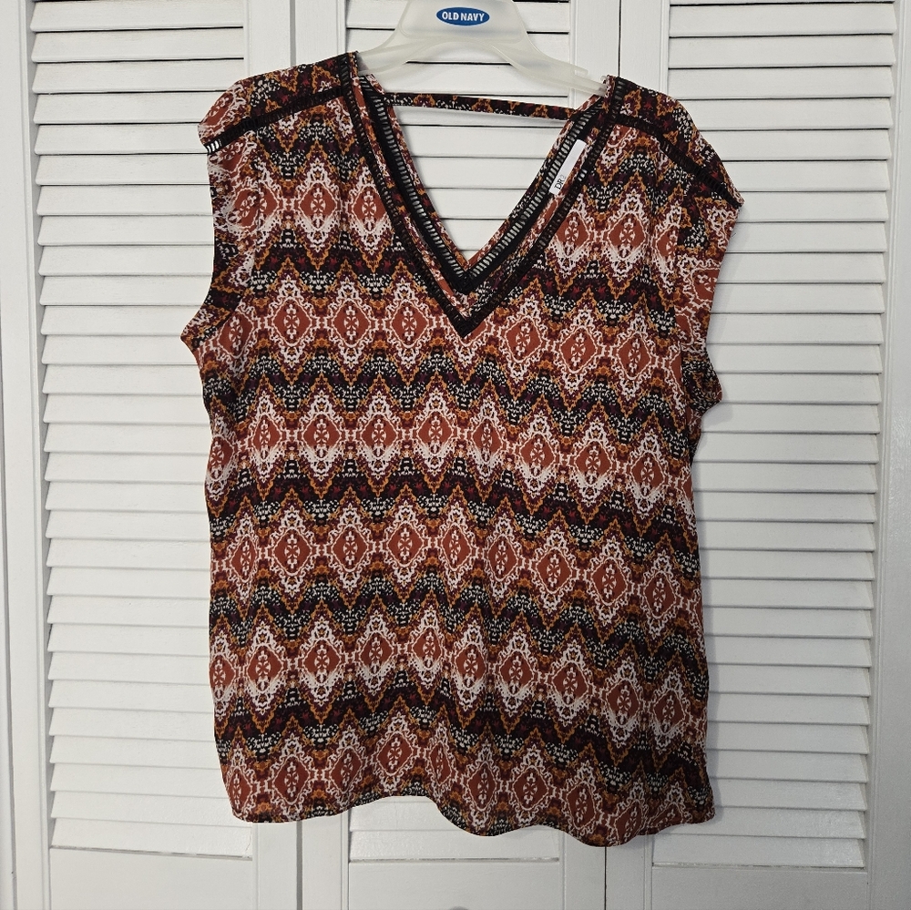 🟢 DR2 Burnt Orange and Black Patterned V-Neck Blouse